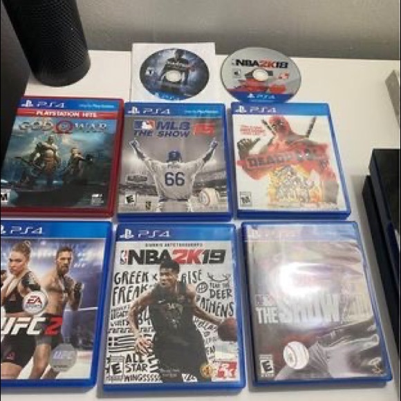 PS4 with 8 Games 1 Controller 500GB - Picture 2 of 5